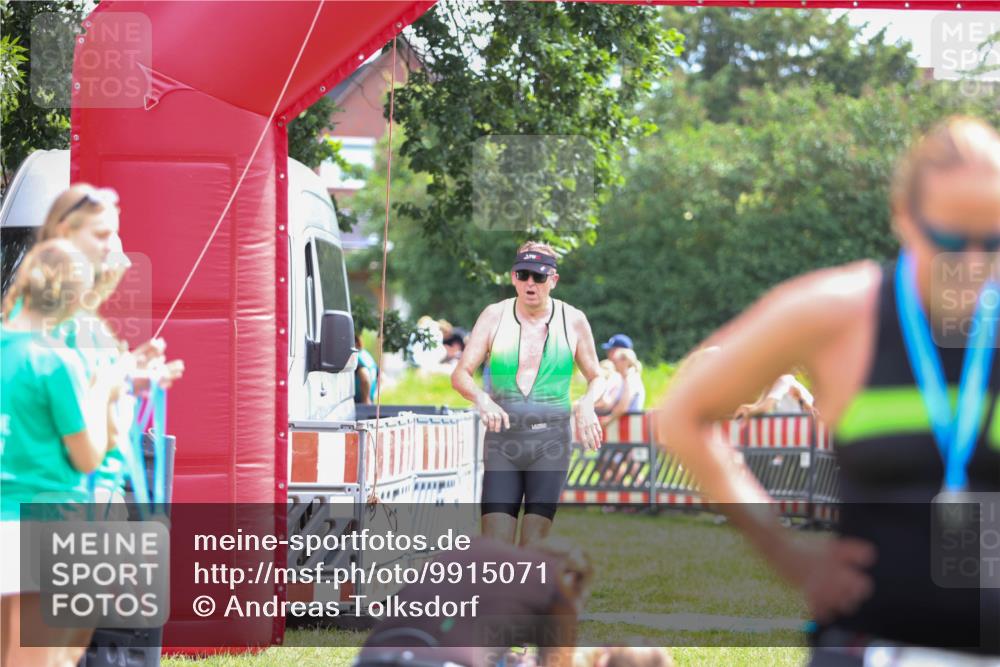 21.06.2026 - 29. Vierlanden-Triathlon Andreas Tolksdorf http://msf.ph/oto/9915071 21.06.2026 11:33:44 Ziel 423, 585 meine-sportfotos.de