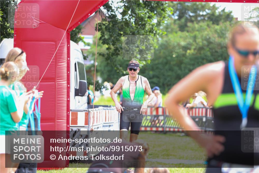 21.06.2026 - 29. Vierlanden-Triathlon Andreas Tolksdorf http://msf.ph/oto/9915073 21.06.2026 11:33:44 Ziel 423, 585 meine-sportfotos.de