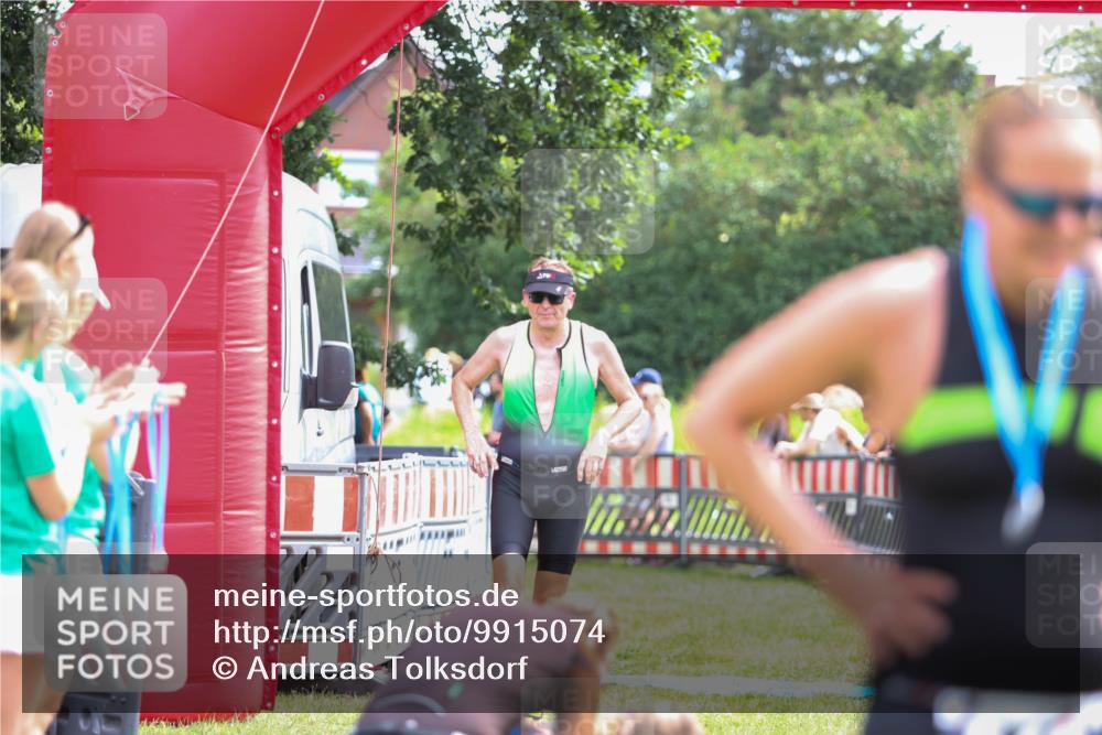 21.06.2026 - 29. Vierlanden-Triathlon Andreas Tolksdorf http://msf.ph/oto/9915074 21.06.2026 11:33:44 Ziel 423, 585 meine-sportfotos.de