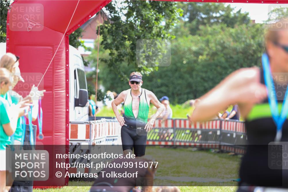 21.06.2026 - 29. Vierlanden-Triathlon Andreas Tolksdorf http://msf.ph/oto/9915077 21.06.2026 11:33:44 Ziel 423, 585 meine-sportfotos.de