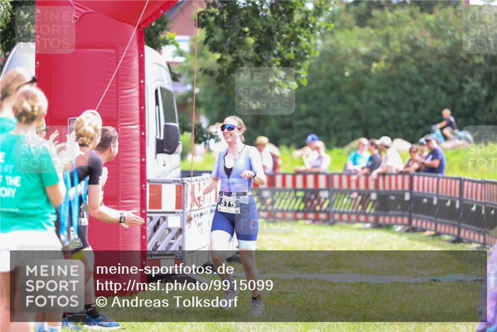 21.06.2026 - 29. Vierlanden-Triathlon Andreas Tolksdorf http://msf.ph/oto/9915099 21.06.2026 11:34:20 Ziel 575 meine-sportfotos.de