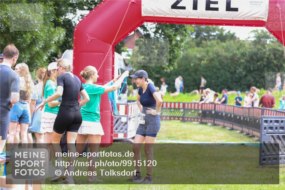 21.06.2026 - 29. Vierlanden-Triathlon Andreas Tolksdorf http://msf.ph/oto/9915120 21.06.2026 11:34:59 Ziel 618 meine-sportfotos.de