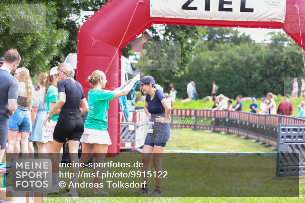 21.06.2026 - 29. Vierlanden-Triathlon Andreas Tolksdorf http://msf.ph/oto/9915122 21.06.2026 11:34:59 Ziel 618 meine-sportfotos.de