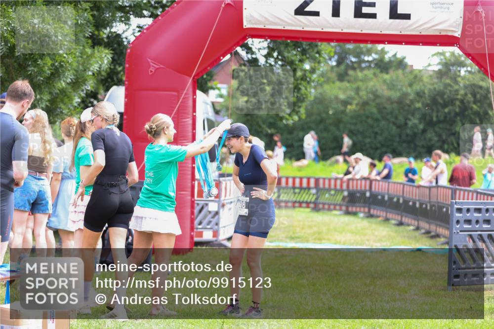 21.06.2026 - 29. Vierlanden-Triathlon Andreas Tolksdorf http://msf.ph/oto/9915123 21.06.2026 11:34:59 Ziel 618 meine-sportfotos.de