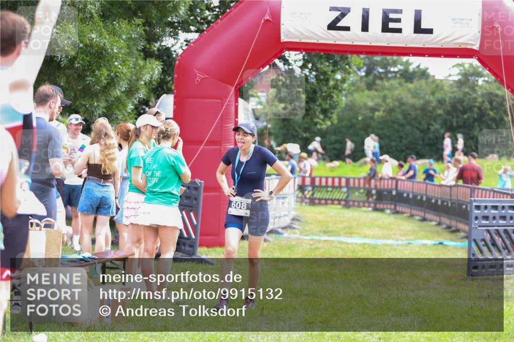 21.06.2026 - 29. Vierlanden-Triathlon Andreas Tolksdorf http://msf.ph/oto/9915132 21.06.2026 11:35:01 Ziel 606, 618 meine-sportfotos.de