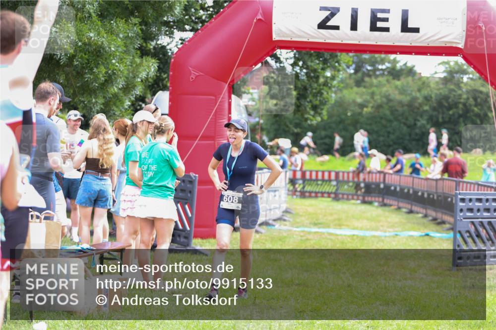 21.06.2026 - 29. Vierlanden-Triathlon Andreas Tolksdorf http://msf.ph/oto/9915133 21.06.2026 11:35:01 Ziel 606, 618 meine-sportfotos.de