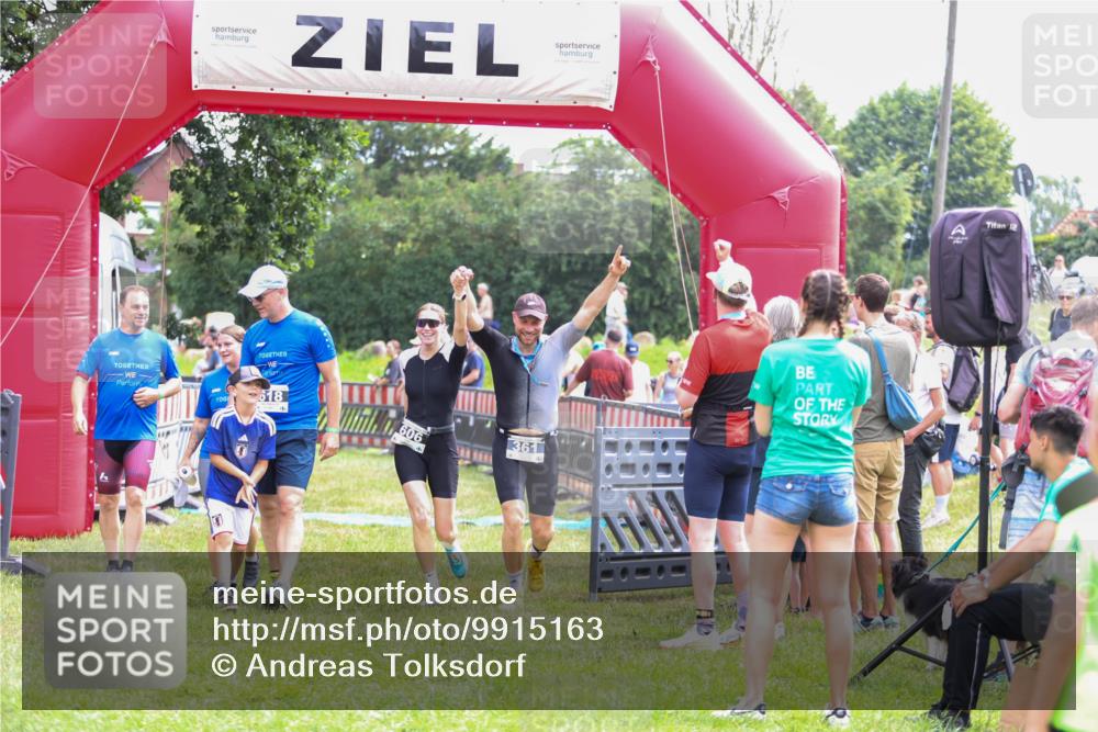 21.06.2026 - 29. Vierlanden-Triathlon Andreas Tolksdorf http://msf.ph/oto/9915163 21.06.2026 11:35:13 Ziel 438, 606, 618 meine-sportfotos.de