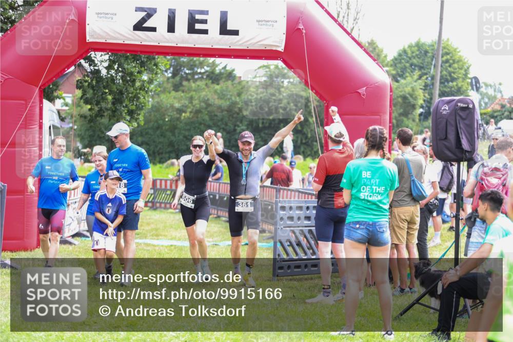 21.06.2026 - 29. Vierlanden-Triathlon Andreas Tolksdorf http://msf.ph/oto/9915166 21.06.2026 11:35:13 Ziel 438, 606, 618 meine-sportfotos.de