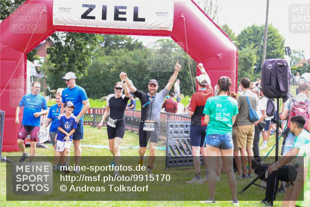 21.06.2026 - 29. Vierlanden-Triathlon Andreas Tolksdorf http://msf.ph/oto/9915170 21.06.2026 11:35:14 Ziel 438, 606, 618 meine-sportfotos.de