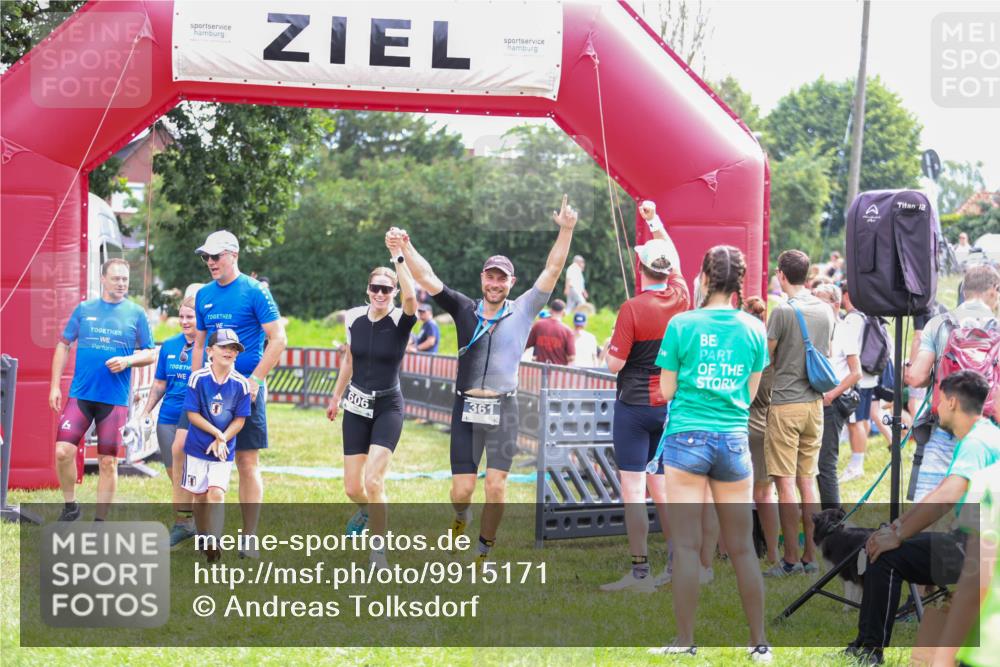 21.06.2026 - 29. Vierlanden-Triathlon Andreas Tolksdorf http://msf.ph/oto/9915171 21.06.2026 11:35:14 Ziel 438, 606, 618 meine-sportfotos.de