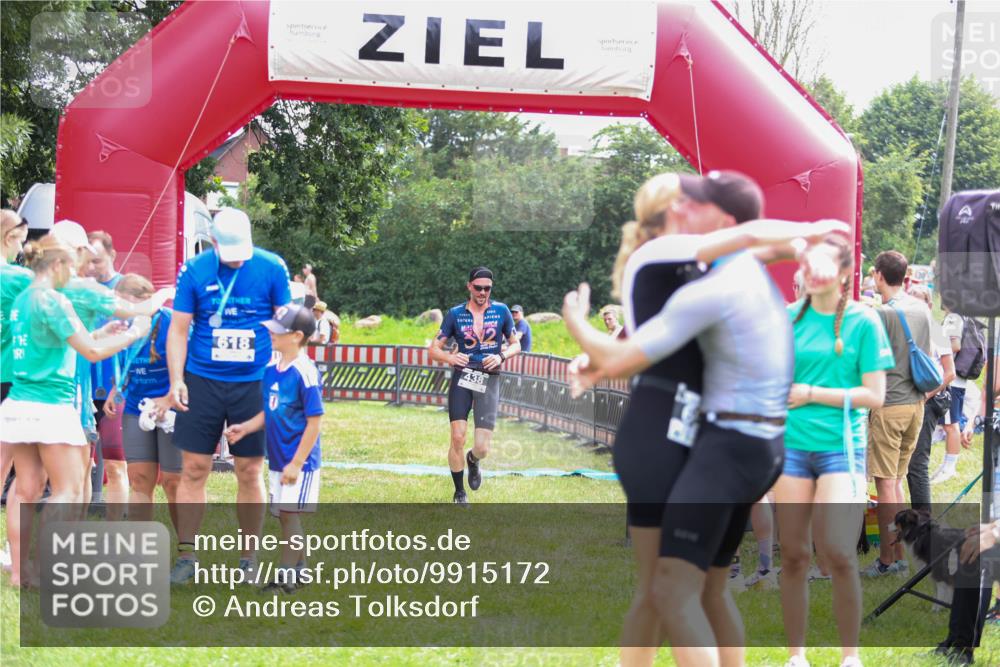 21.06.2026 - 29. Vierlanden-Triathlon Andreas Tolksdorf http://msf.ph/oto/9915172 21.06.2026 11:35:19 Ziel 438 meine-sportfotos.de