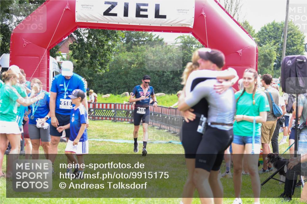 21.06.2026 - 29. Vierlanden-Triathlon Andreas Tolksdorf http://msf.ph/oto/9915175 21.06.2026 11:35:19 Ziel 438 meine-sportfotos.de