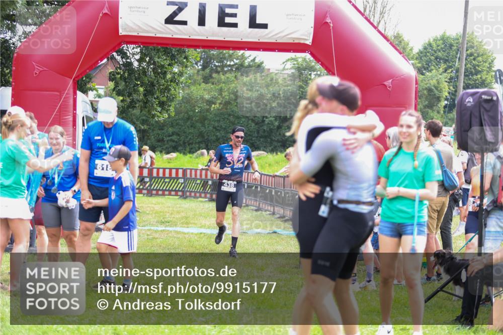 21.06.2026 - 29. Vierlanden-Triathlon Andreas Tolksdorf http://msf.ph/oto/9915177 21.06.2026 11:35:19 Ziel 438 meine-sportfotos.de