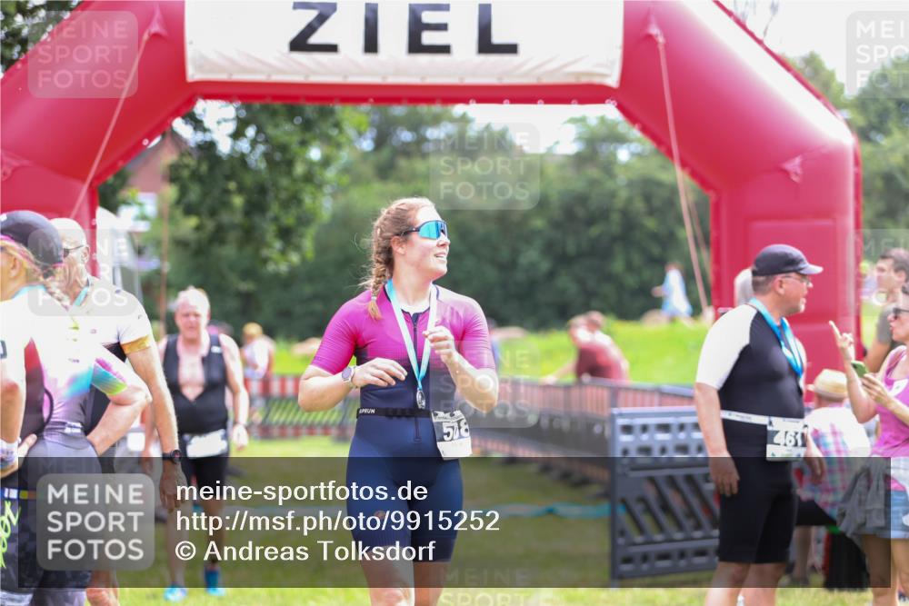 21.06.2026 - 29. Vierlanden-Triathlon Andreas Tolksdorf http://msf.ph/oto/9915252 21.06.2026 11:37:00 Ziel 400, 516, 518, 553 meine-sportfotos.de