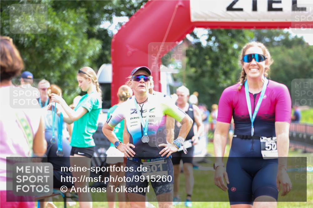21.06.2026 - 29. Vierlanden-Triathlon Andreas Tolksdorf http://msf.ph/oto/9915260 21.06.2026 11:37:01 Ziel 400, 516, 518, 553 meine-sportfotos.de