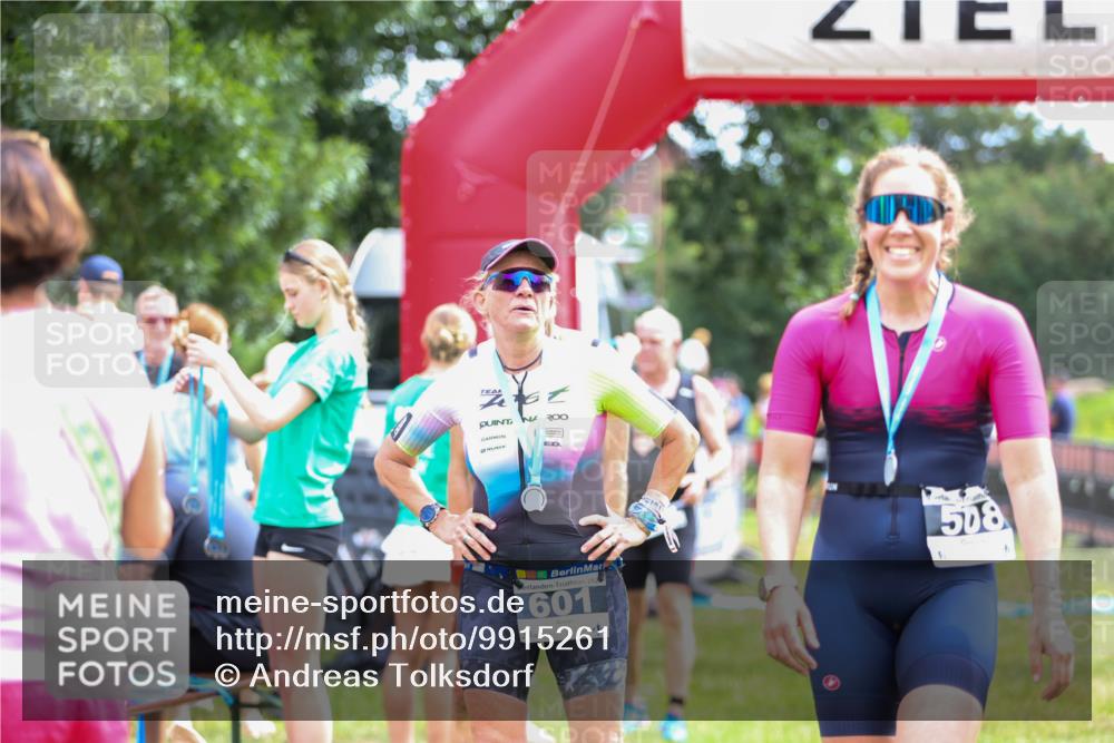 21.06.2026 - 29. Vierlanden-Triathlon Andreas Tolksdorf http://msf.ph/oto/9915261 21.06.2026 11:37:01 Ziel 400, 516, 518, 553 meine-sportfotos.de