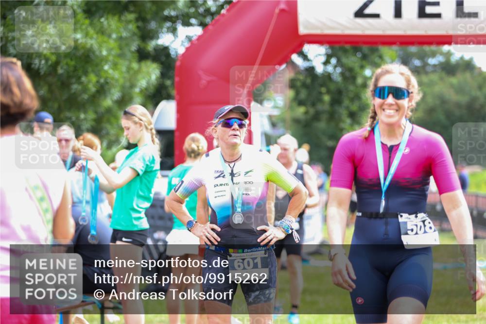 21.06.2026 - 29. Vierlanden-Triathlon Andreas Tolksdorf http://msf.ph/oto/9915262 21.06.2026 11:37:01 Ziel 400, 516, 518, 553 meine-sportfotos.de