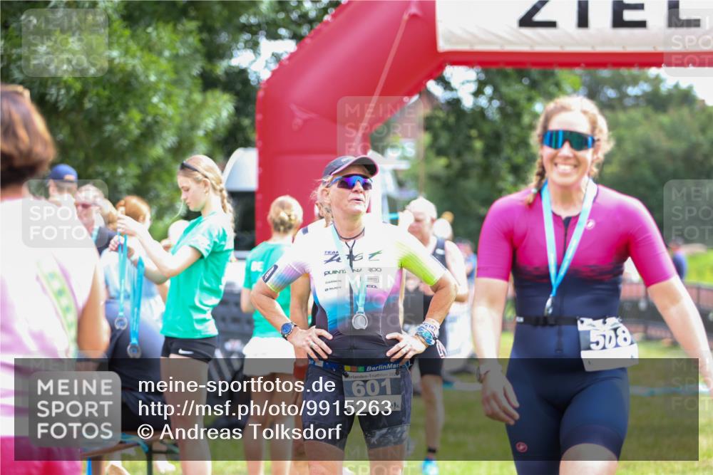 21.06.2026 - 29. Vierlanden-Triathlon Andreas Tolksdorf http://msf.ph/oto/9915263 21.06.2026 11:37:01 Ziel 400, 516, 518, 553 meine-sportfotos.de