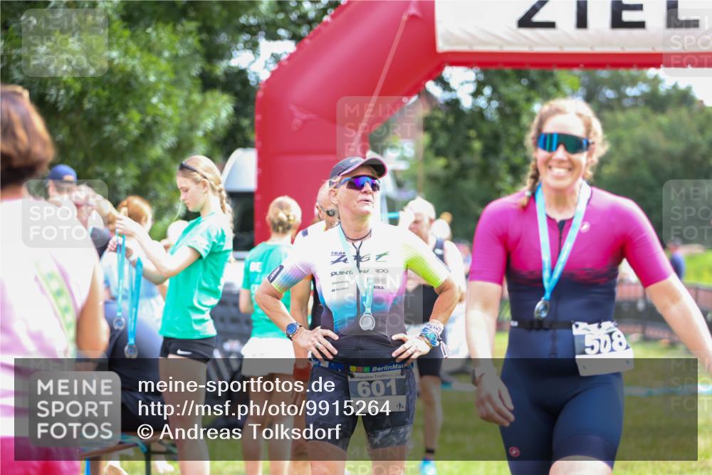 21.06.2026 - 29. Vierlanden-Triathlon Andreas Tolksdorf http://msf.ph/oto/9915264 21.06.2026 11:37:01 Ziel 400, 516, 518, 553 meine-sportfotos.de