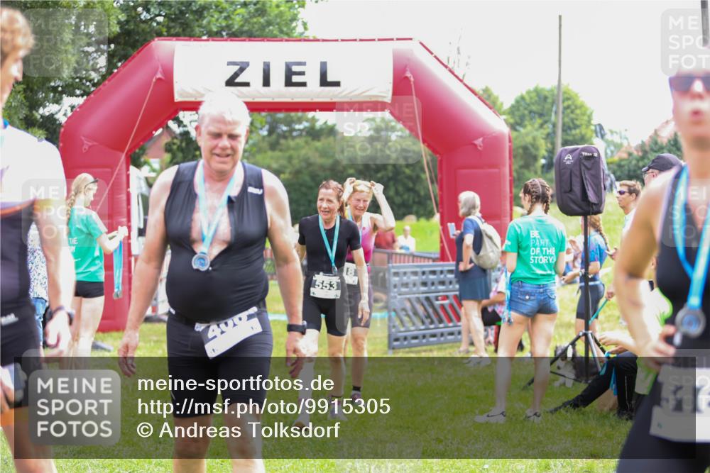 21.06.2026 - 29. Vierlanden-Triathlon Andreas Tolksdorf http://msf.ph/oto/9915305 21.06.2026 11:37:23 Ziel  meine-sportfotos.de