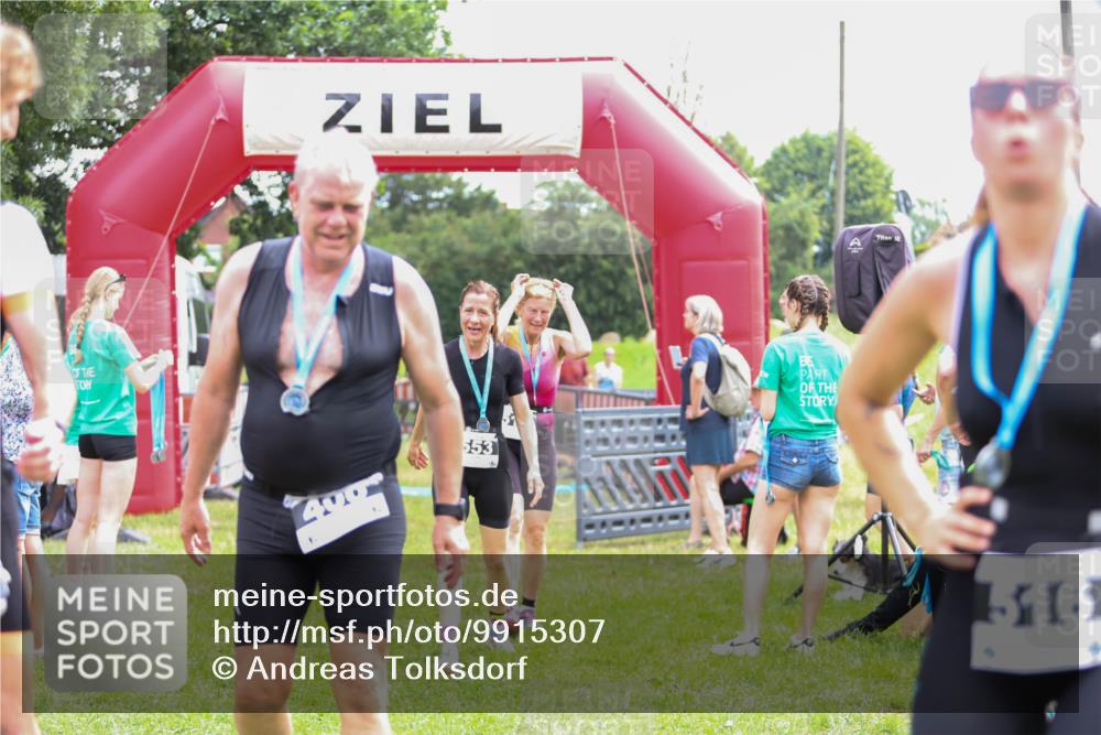 21.06.2026 - 29. Vierlanden-Triathlon Andreas Tolksdorf http://msf.ph/oto/9915307 21.06.2026 11:37:23 Ziel  meine-sportfotos.de