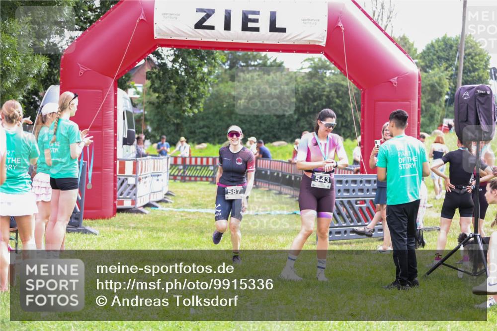 21.06.2026 - 29. Vierlanden-Triathlon Andreas Tolksdorf http://msf.ph/oto/9915336 21.06.2026 11:39:11 Ziel 587 meine-sportfotos.de