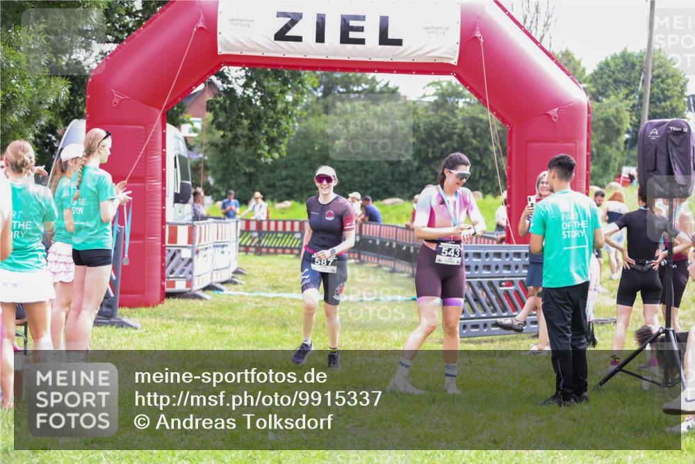 21.06.2026 - 29. Vierlanden-Triathlon Andreas Tolksdorf http://msf.ph/oto/9915337 21.06.2026 11:39:11 Ziel 587 meine-sportfotos.de