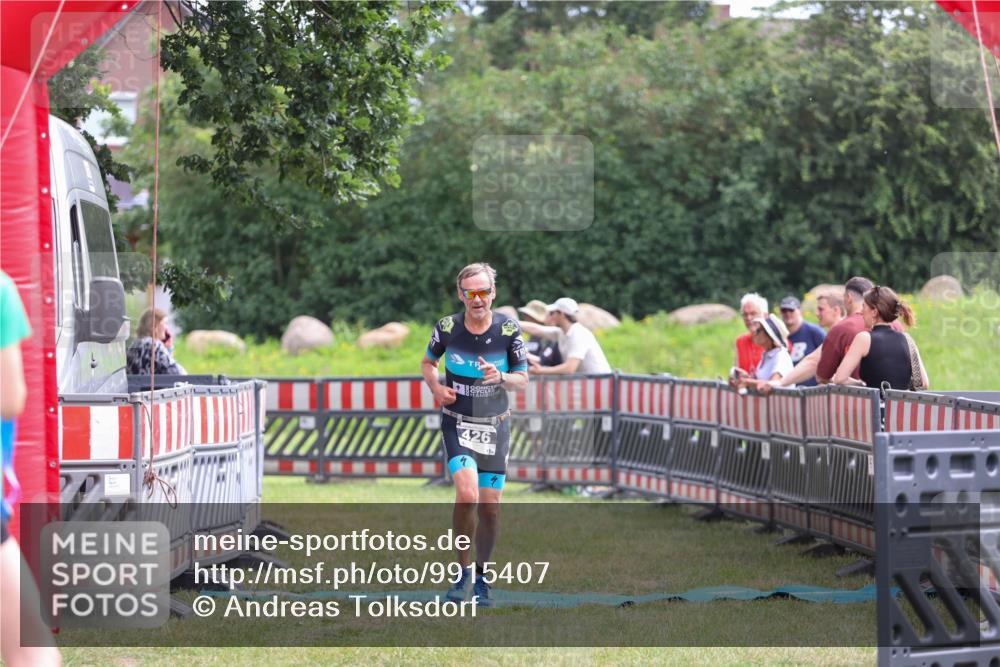 21.06.2026 - 29. Vierlanden-Triathlon Andreas Tolksdorf http://msf.ph/oto/9915407 21.06.2026 11:41:19 Ziel 426 meine-sportfotos.de