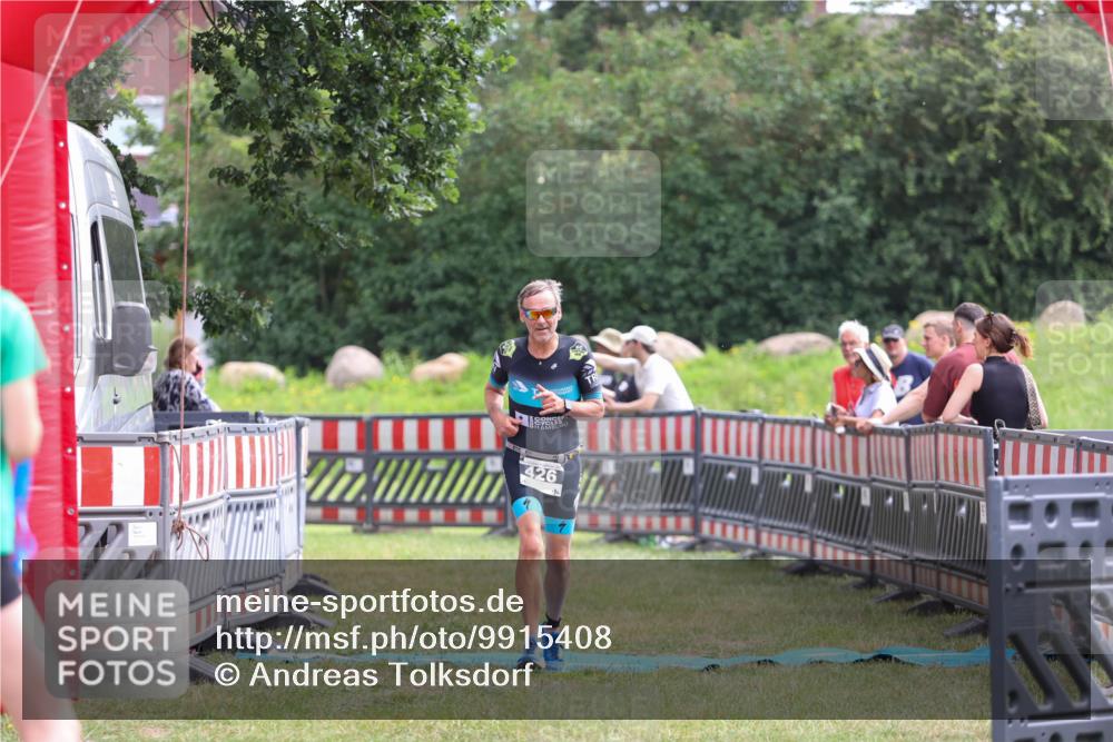 21.06.2026 - 29. Vierlanden-Triathlon Andreas Tolksdorf http://msf.ph/oto/9915408 21.06.2026 11:41:19 Ziel 426 meine-sportfotos.de