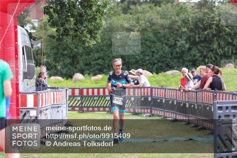 21.06.2026 - 29. Vierlanden-Triathlon Andreas Tolksdorf http://msf.ph/oto/9915409 21.06.2026 11:41:19 Ziel 426 meine-sportfotos.de