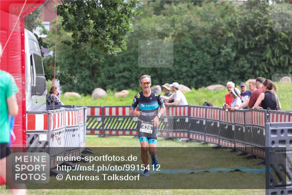 21.06.2026 - 29. Vierlanden-Triathlon Andreas Tolksdorf http://msf.ph/oto/9915412 21.06.2026 11:41:19 Ziel 426 meine-sportfotos.de