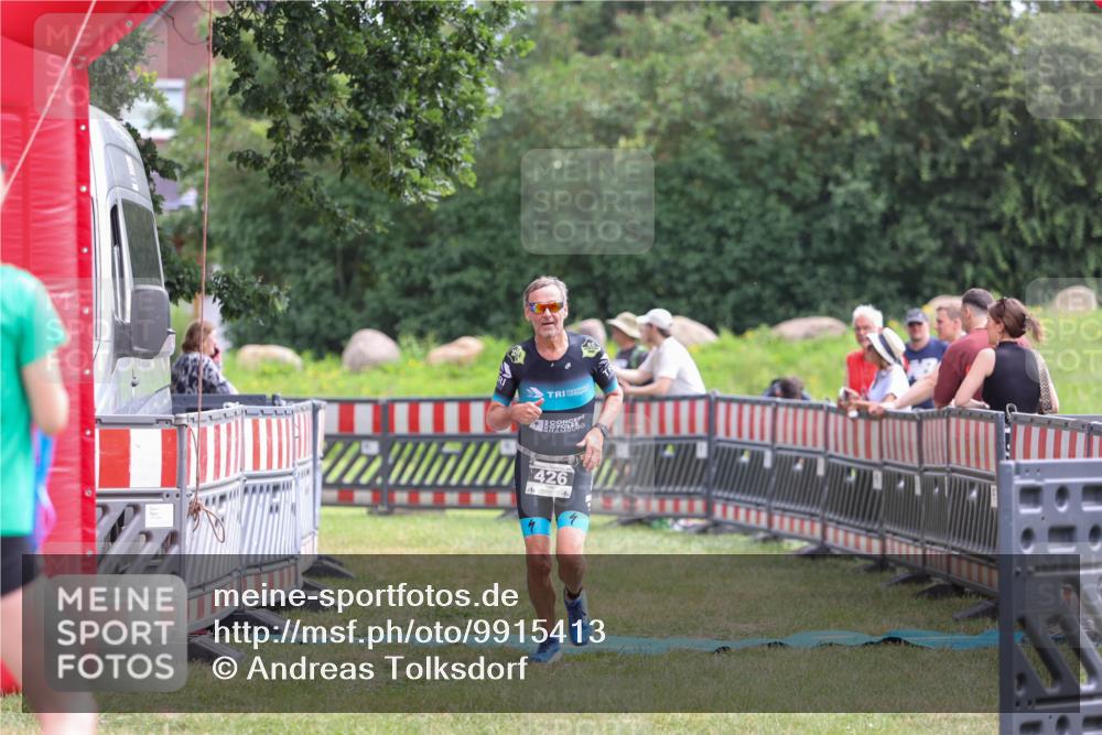 21.06.2026 - 29. Vierlanden-Triathlon Andreas Tolksdorf http://msf.ph/oto/9915413 21.06.2026 11:41:19 Ziel 426 meine-sportfotos.de