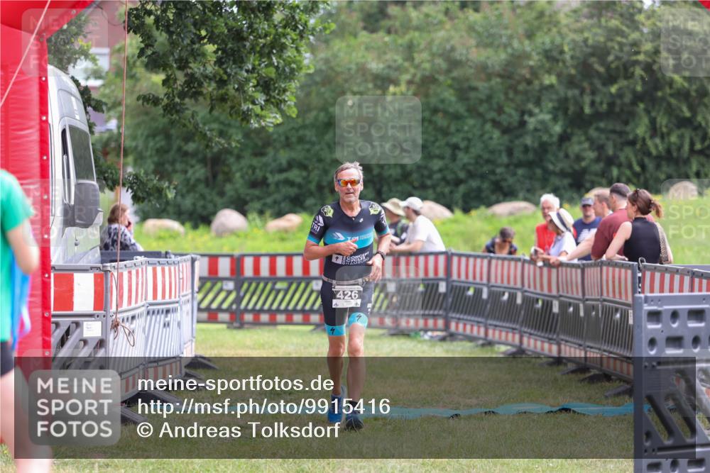 21.06.2026 - 29. Vierlanden-Triathlon Andreas Tolksdorf http://msf.ph/oto/9915416 21.06.2026 11:41:19 Ziel 426 meine-sportfotos.de