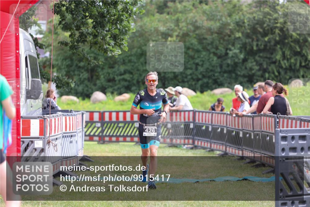 21.06.2026 - 29. Vierlanden-Triathlon Andreas Tolksdorf http://msf.ph/oto/9915417 21.06.2026 11:41:19 Ziel 426 meine-sportfotos.de
