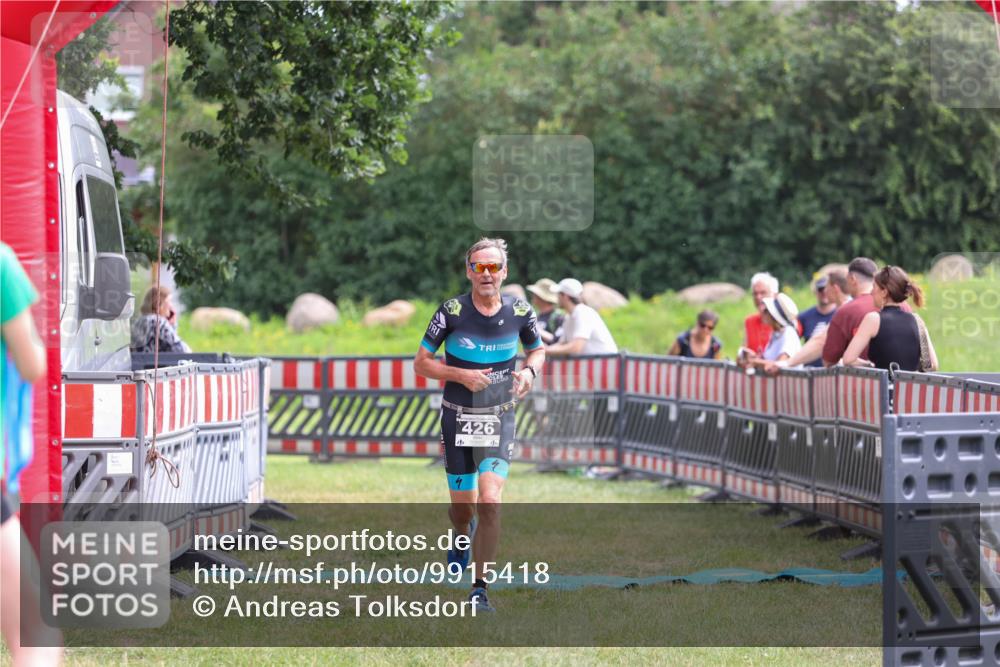 21.06.2026 - 29. Vierlanden-Triathlon Andreas Tolksdorf http://msf.ph/oto/9915418 21.06.2026 11:41:19 Ziel 426 meine-sportfotos.de