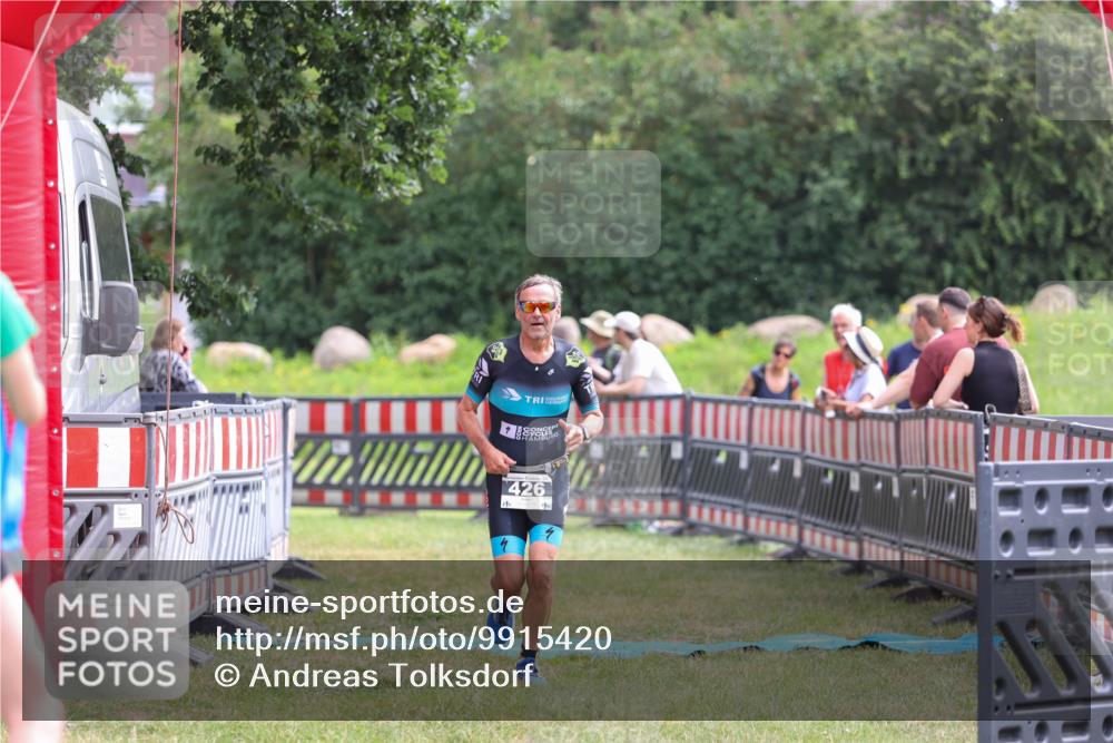 21.06.2026 - 29. Vierlanden-Triathlon Andreas Tolksdorf http://msf.ph/oto/9915420 21.06.2026 11:41:19 Ziel 426 meine-sportfotos.de