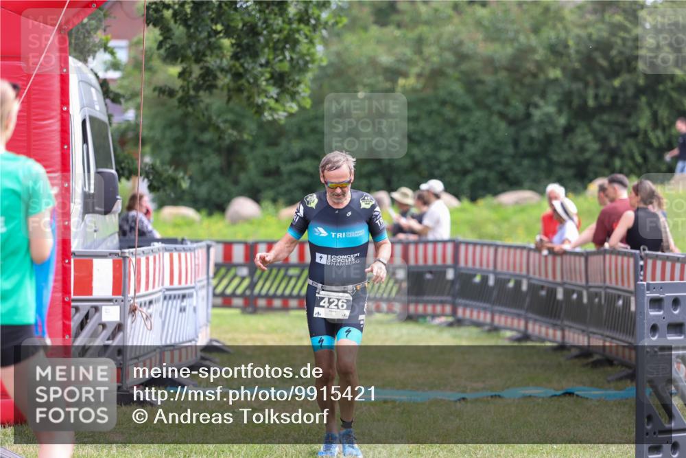 21.06.2026 - 29. Vierlanden-Triathlon Andreas Tolksdorf http://msf.ph/oto/9915421 21.06.2026 11:41:21 Ziel 426 meine-sportfotos.de
