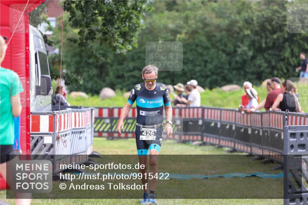 21.06.2026 - 29. Vierlanden-Triathlon Andreas Tolksdorf http://msf.ph/oto/9915422 21.06.2026 11:41:21 Ziel 426 meine-sportfotos.de