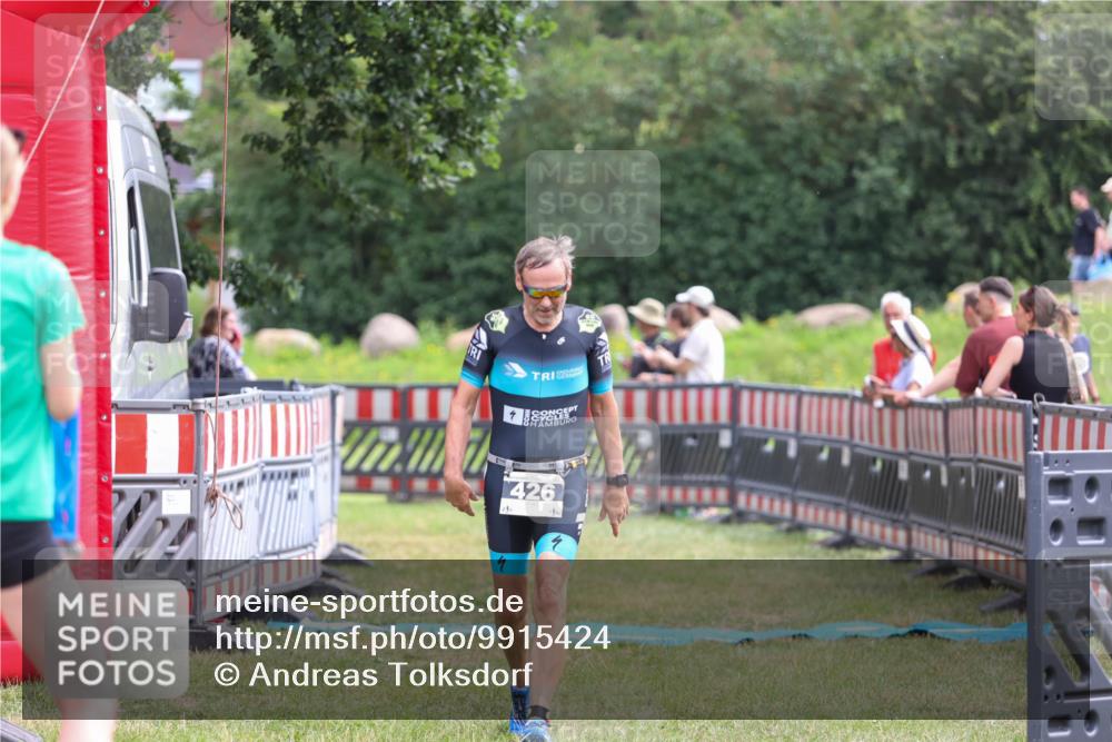 21.06.2026 - 29. Vierlanden-Triathlon Andreas Tolksdorf http://msf.ph/oto/9915424 21.06.2026 11:41:21 Ziel 426 meine-sportfotos.de