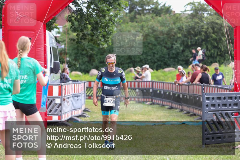 21.06.2026 - 29. Vierlanden-Triathlon Andreas Tolksdorf http://msf.ph/oto/9915426 21.06.2026 11:41:22 Ziel 426, 557 meine-sportfotos.de