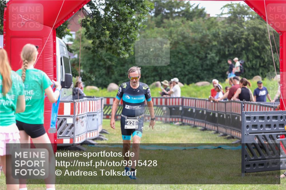 21.06.2026 - 29. Vierlanden-Triathlon Andreas Tolksdorf http://msf.ph/oto/9915428 21.06.2026 11:41:22 Ziel 426, 557 meine-sportfotos.de