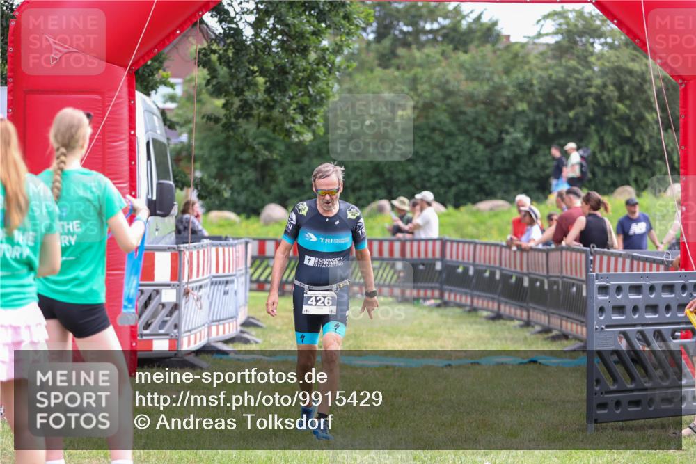 21.06.2026 - 29. Vierlanden-Triathlon Andreas Tolksdorf http://msf.ph/oto/9915429 21.06.2026 11:41:22 Ziel 426, 557 meine-sportfotos.de