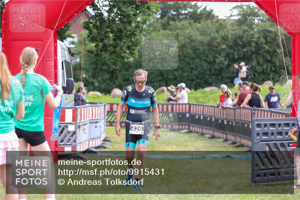 21.06.2026 - 29. Vierlanden-Triathlon Andreas Tolksdorf http://msf.ph/oto/9915431 21.06.2026 11:41:22 Ziel 426, 557 meine-sportfotos.de