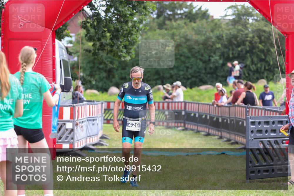 21.06.2026 - 29. Vierlanden-Triathlon Andreas Tolksdorf http://msf.ph/oto/9915432 21.06.2026 11:41:22 Ziel 426, 557 meine-sportfotos.de