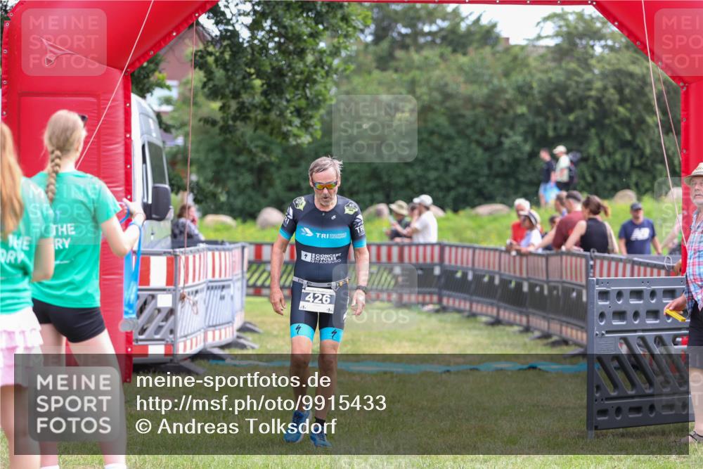 21.06.2026 - 29. Vierlanden-Triathlon Andreas Tolksdorf http://msf.ph/oto/9915433 21.06.2026 11:41:22 Ziel 426, 557 meine-sportfotos.de