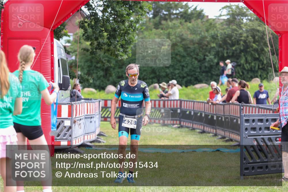 21.06.2026 - 29. Vierlanden-Triathlon Andreas Tolksdorf http://msf.ph/oto/9915434 21.06.2026 11:41:22 Ziel 426, 557 meine-sportfotos.de
