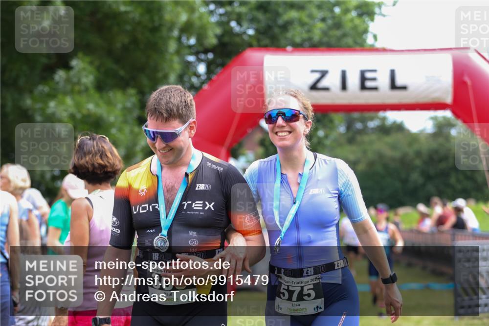 21.06.2026 - 29. Vierlanden-Triathlon Andreas Tolksdorf http://msf.ph/oto/9915479 21.06.2026 11:42:26 Ziel 484, 570, 579 meine-sportfotos.de