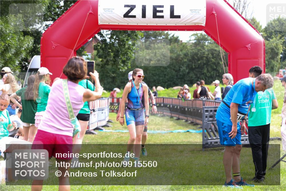 21.06.2026 - 29. Vierlanden-Triathlon Andreas Tolksdorf http://msf.ph/oto/9915560 21.06.2026 11:43:42 Ziel 556 meine-sportfotos.de