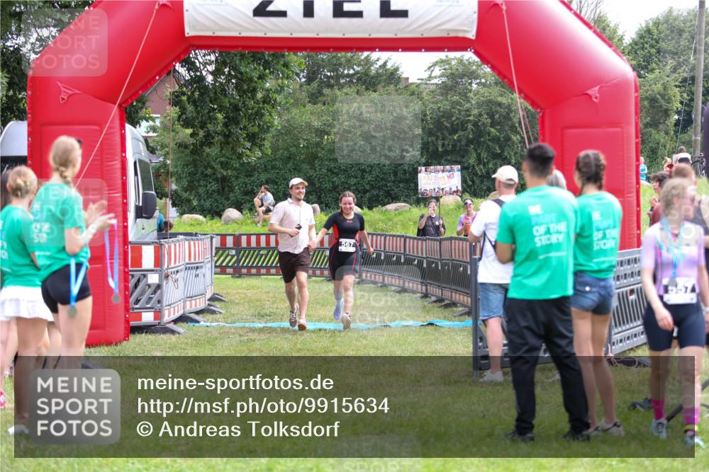 21.06.2026 - 29. Vierlanden-Triathlon Andreas Tolksdorf http://msf.ph/oto/9915634 21.06.2026 11:46:41 Ziel 560, 567 meine-sportfotos.de