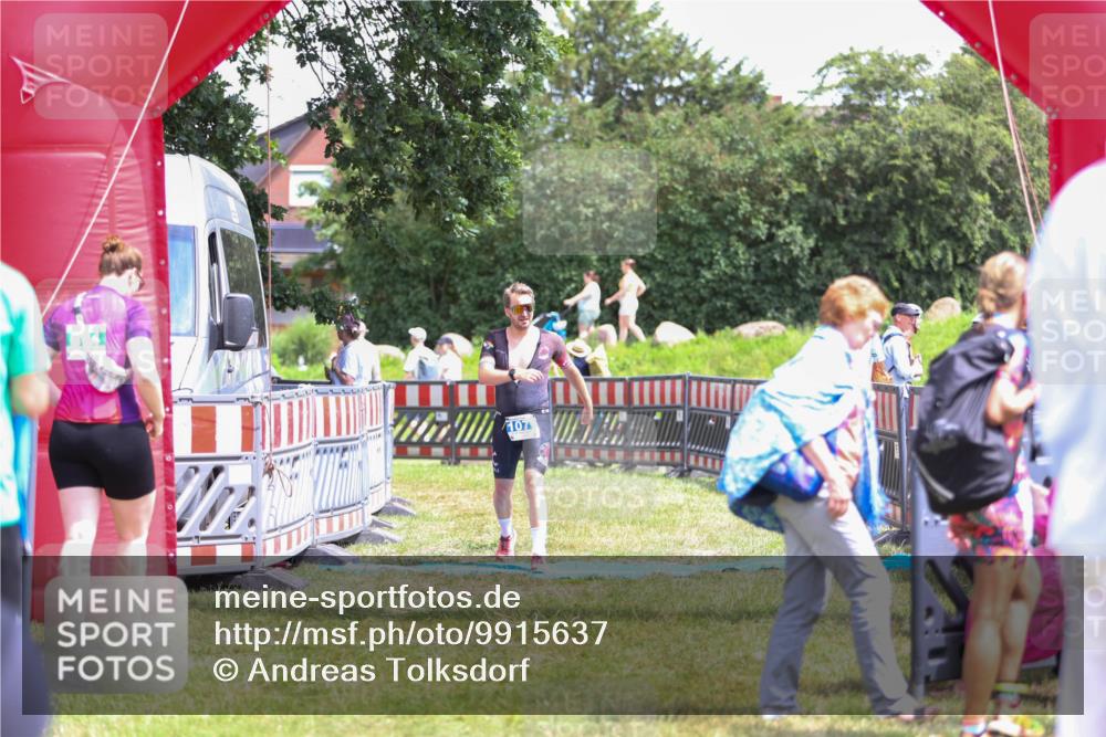 21.06.2026 - 29. Vierlanden-Triathlon Andreas Tolksdorf http://msf.ph/oto/9915637 21.06.2026 14:01:27 Ziel 1077 meine-sportfotos.de